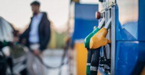 persoon tankt bij tankstation