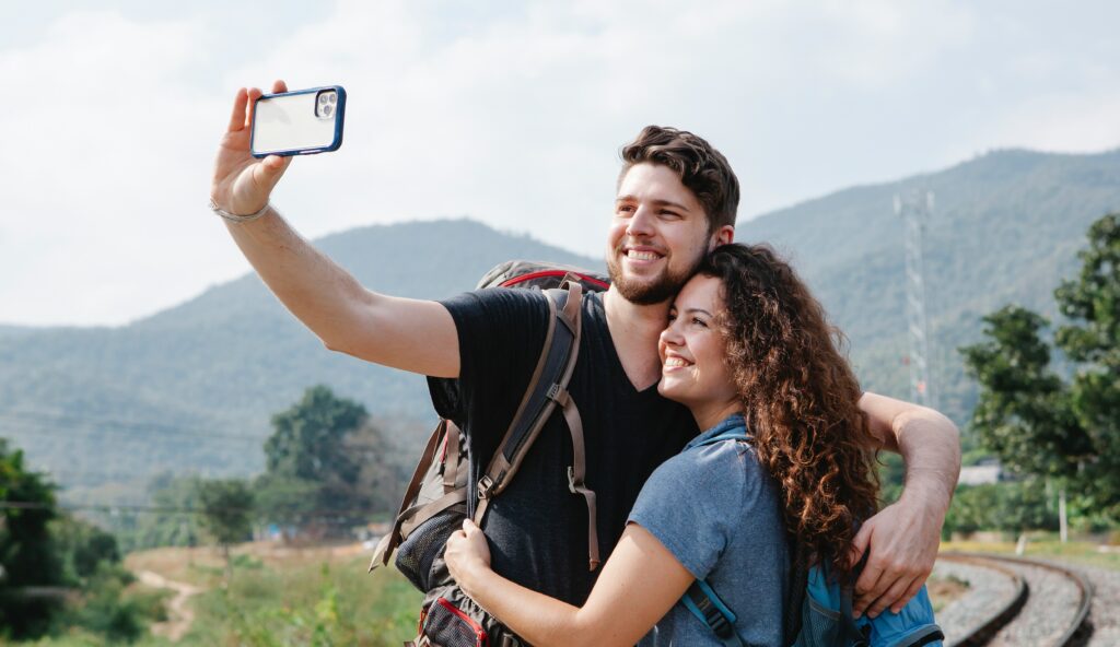 Stel maakt selfie op vakantie