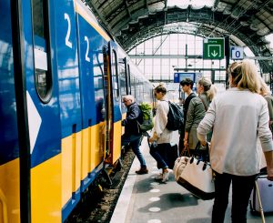 mensen stappen in de trein