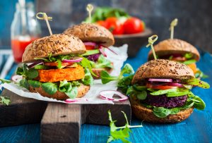 vegetarische burgers op een bord