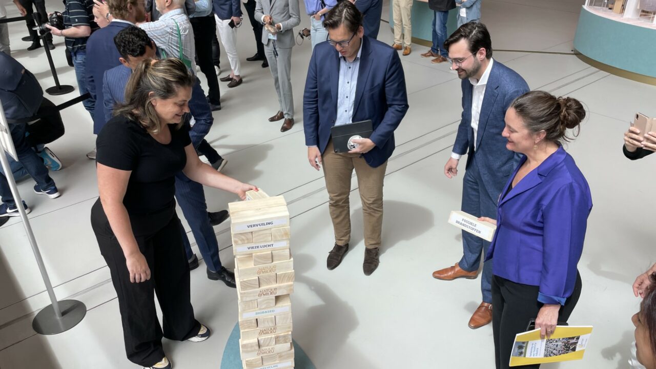 Tweede kamerleden spelen jenga-spel 'bouwen aan de industrie van morgen'