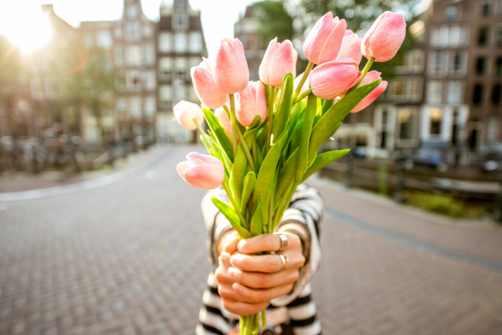 vrouw met tulpen