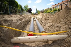 leidingen warmtenet in opengebroken straat